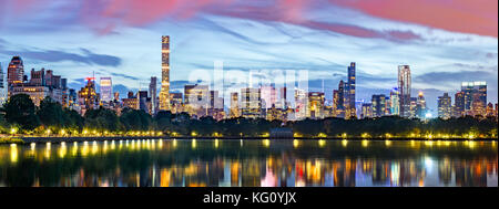 Panorama de la ciudad de Nueva York. Reserva Jacqueline Kennedy Onassis refleja el midtown skyline en Central Park. Foto de stock