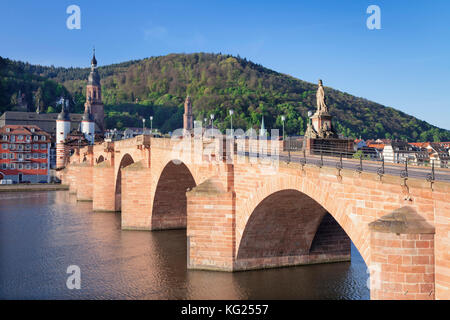 Casco antiguo con Karl-theodor-bridge (Puente Viejo), GATE y heilig geist iglesia, Heidelberg, Baden Wurttemberg, Alemania, Europa Foto de stock