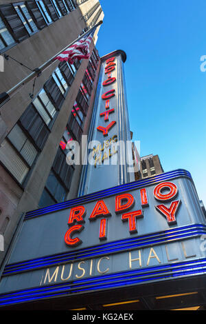 El Radio City Music Hall de Nueva York. El Radio City Music Hall, el Rockefeller Center, la Avenida de las Américas, el centro de Manhattan, NY, EE.UU. Foto de stock