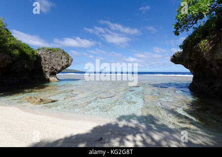 Playa de arena y arrecifes de coral, Tamakautoga, Niue, Pacífico Sur, Oceanía Foto de stock