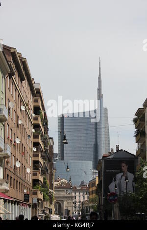 Milán, Italia - 10 de mayo: Milan entre historia y modernidad. El arco de la antigua Porta Nuova y el vidrio nuevo rascacielos detrás de ella el 10 de mayo de 2014