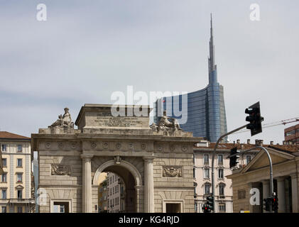 Milán, Italia - 10 de mayo: Milan entre historia y modernidad. El arco de la antigua Porta Nuova y el vidrio nuevo rascacielos detrás de ella el 10 de mayo de 2014