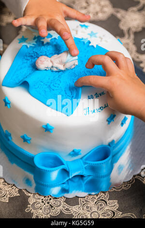 Pastel de cumpleaños para el bebé con un pequeño bebé de azúcar Fotografía  de stock - Alamy