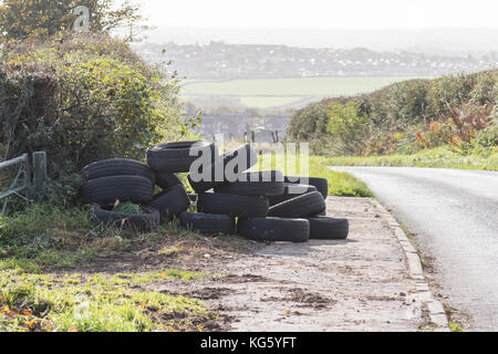 Volará dando la propina a los neumáticos al lado de una carretera rural justo a las afueras de la aldea de Barnburgh, Doncaster, South Yorkshire, Inglaterra, Reino Unido Foto de stock