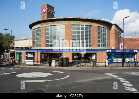 Exterior de la estación Chiswick Park de Charles Holden, Chiswick, oeste de Londres, Inglaterra, Reino Unido. Foto de stock