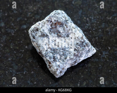 Macro de espécimen de roca mineral natural - materias gabro piedra de granito oscuro fondo