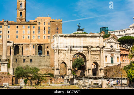 Roma, Italia - 31 de agosto de 2017: Arco de Septimio Severo en el foro romano, Roma Foto de stock