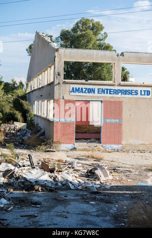 Amazon Enterprises Ltd signo en edificio industrial abandonado en Larnaca, Chipre Foto de stock