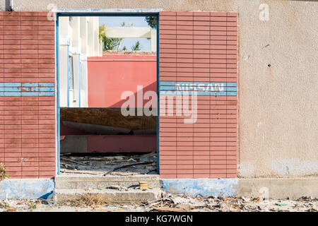 Signo de Nissan en edificio industrial abandonado en Larnaca, Chipre Foto de stock