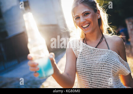 Retrato de muchacha feliz celebración beber