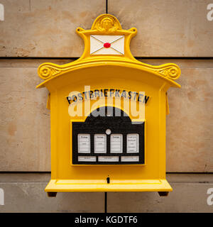 Un viejo vintage buzón amarillo en Dresden, Alemania con la inscripción 'Mailbox' Foto de stock