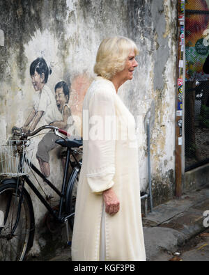 En Penang, Malasia. 07 Nov, 2017. Camilla, Duquesa de Cornualles, disfruta de un paseo de Penang, incluida la visualización de algunos de los famosos street art, para lo cual el área es conocida. Crédito: Rick saint/alamy live news Foto de stock