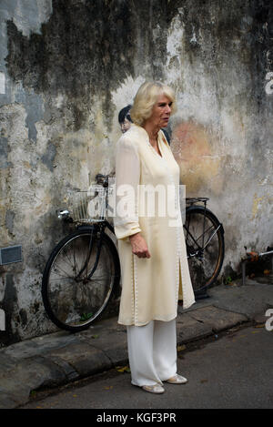 Penang, Malasia. 07th de Nov de 2017. Camilla, la duquesa de Cornwall, disfruta de una excursión a pie por Penang que incluye ver algunos de los famosos artes callejeros por los que la zona es conocida. Crédito: Rick Saint/Alamy Live News Foto de stock