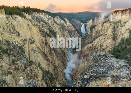 Las cataratas inferiores del parque nacional de Yellowstone al amanecer.