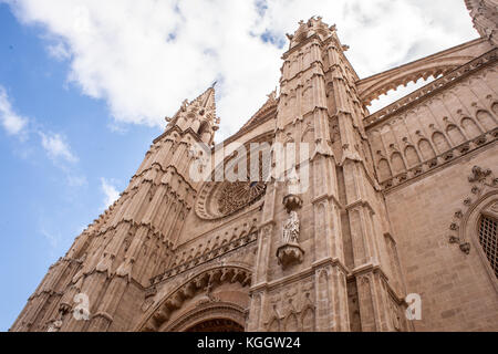 Catedral le seu de palma de mallorca, un popular destino turístico, contra un cielo azul con nubes