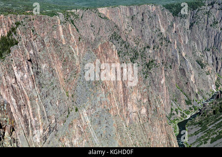 Pegmatita intrusiones muestran en acantilado, la pared del Cañón Negro del Gunnison, Colorado