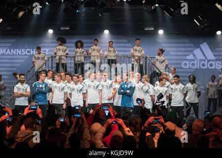 Berlín, Alemania . 07 Nov, 2017. En el escenario, aquí para crear, home jersey - dfb - Presentación de la próxima Copa del Mundo de 2018 en Rusia - WM 2018, la base de Berlín, uferhallen, Foto: Uwe koch/fotobasis.org crédito: Uwe koch/alamy live news