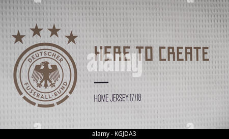 Berlín, Alemania . 07 Nov, 2017. eslogan, aquí para crear, home jersey - dfb - Presentación de la próxima Copa del Mundo de 2018 en Rusia - WM 2018, la base de Berlín, uferhallen, Foto: Uwe koch/fotobasis.org crédito: Uwe koch/alamy live news