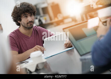 Un joven empresario hombre trabajando en Office en portátil