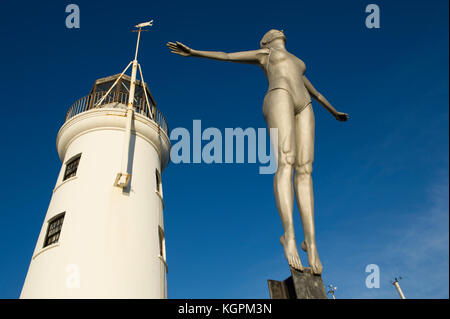 El buceo belle estatua y faro situado en el puerto, en North Yorkshire ciudad costera de Scarborough Foto de stock