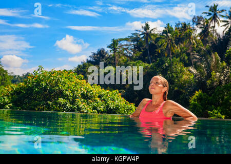 Una Chica Desnuda Es Tomar El Sol En Un Resort De Vacaciones Nudistas Fotograf A De Stock Alamy