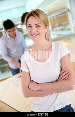 Arquitecto alegre mujer mirando satisfecho