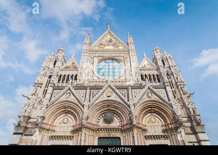 La catedral de Siena es una iglesia medieval de Siena, Italia, dedicada desde sus primeros días como una iglesia mariana católica romana Foto de stock