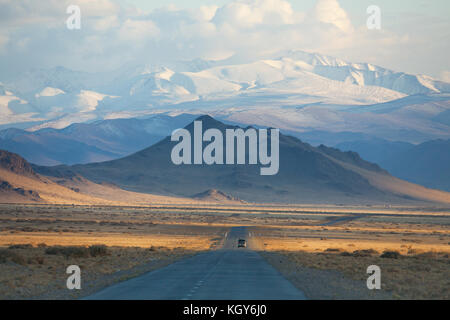 Camino en las montañas de Mongolia. Una de las pocas carreteras de asfalto Foto de stock