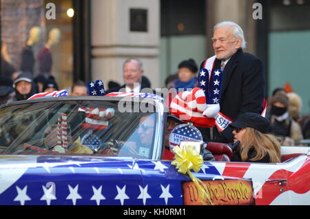 La Ciudad de Nueva York, EE.UU.. 11 Nov, 2017. Desfile del Día de los veteranos en la Quinta Avenida de Nueva York. El mayor evento del Día de los Veteranos en la nación con decenas de miles de manifestantes, entre ellos más de 300 unidades. Crédito: Ryan Rahman/Alamy Live News