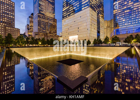 La piscina reflectante del Norte iluminado al atardecer con vista de One World Trade Center. Lower Manhattan, 9/11 Memorial & Museum, Nueva York