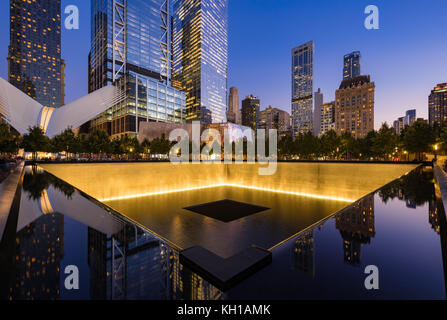 La piscina reflectante del Norte iluminado al atardecer con vista de la torre del World Trade Center 3 y 4 y el Oculus. La Lower Manhattan, Ciudad de Nueva York