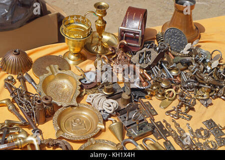 Antiguos de bronce y latón para venta de pulgas Fotografía de stock - Alamy