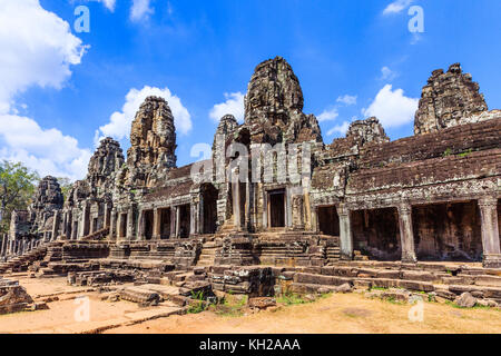 Angkor, en Camboya. La galería interior del templo Bayon. Foto de stock