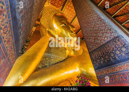 Bangkok, Tailandia. Buda reclinado, estatua de oro en el templo Wat Pho.