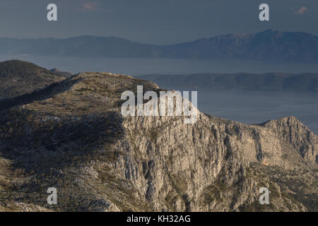 Mirando a través de las faldas del monte Biokovo, hacia la costa dálmata, con las islas de Hvar y Peljesac, Croacia.