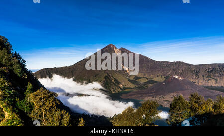 El lago del cráter del volcán del Monte Rinjani en Lombok Indonesia Foto de stock