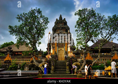 Templo hindú en Ubud, Bali, Indonesia Foto de stock
