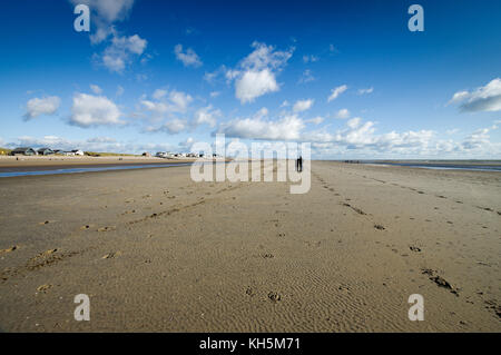 Par de pie sobre la caída de Sands Beach con marea baja. Foto de stock