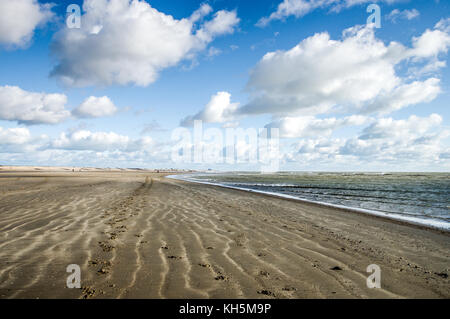 Soplado de arena en la playa en marea baja - Caída de arena, East Sussex, Inglaterra Foto de stock
