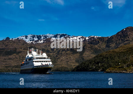 La National Geographic Orion que transitan por el Estrecho Kirke en Patagonia Chile fiordos cerca de Puerto Natales, CHILE Foto de stock