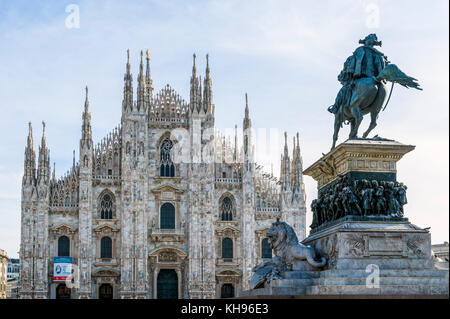 Italia. Lombardía. La Catedral de Milán, el Duomo di Milano, una de las iglesias más grandes del mundo, con la estatua ecuestre del rey Victor Emmanuel II Foto de stock