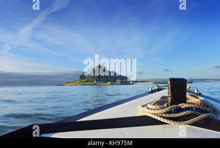 El ferry de pasajeros a primera hora de la mañana al Monte St. Michael, Cornwall, Reino Unido - John Gollop Foto de stock