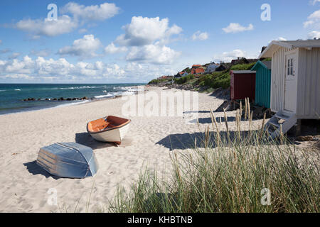 Los barcos y las casetas de playa de arena blanca con la ciudad detrás, Tisvilde, Kattegat Costa, Zelanda, Dinamarca, Europa Foto de stock