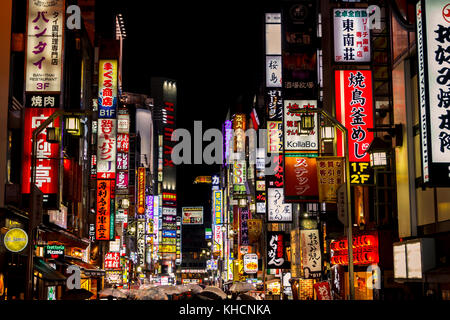 Pase de kabukicho iluminada por la noche en el barrio Shinjuku, Tokio. La zona es una zona de entretenimiento comercial