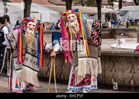 Dos artistas disfrazados para la Danza de los Viejitos o Danza de los pequeños viejos posan durante el festival del día de los muertos 31 de octubre de 2017 en Patzcuaro, Michoacán, México. Foto de stock