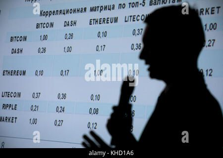 Un orador en una presentación de la situación actual con los principales crypto-monedas en el mercado sobre la Blockchine Bitcoin y conferencia en Moscú Foto de stock