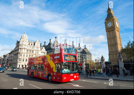 Londres - Noviembre 16, 2016: double-Decker Bus Tour Big Ben pasa cerca de la entrada a las casas del parlamento de Westminster. Foto de stock