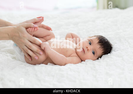 Adorable bebe recién nacido disfrutando de masaje de la madre. Foto de stock