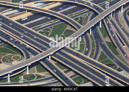 Nudo de tráfico con coches desde arriba. nuevo cruce en Dubai.