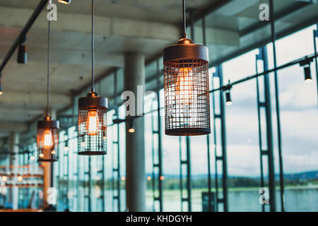 Lámparas colgantes en abstracto moderno interior de café o restaurante, Scandinavian Design Foto de stock
